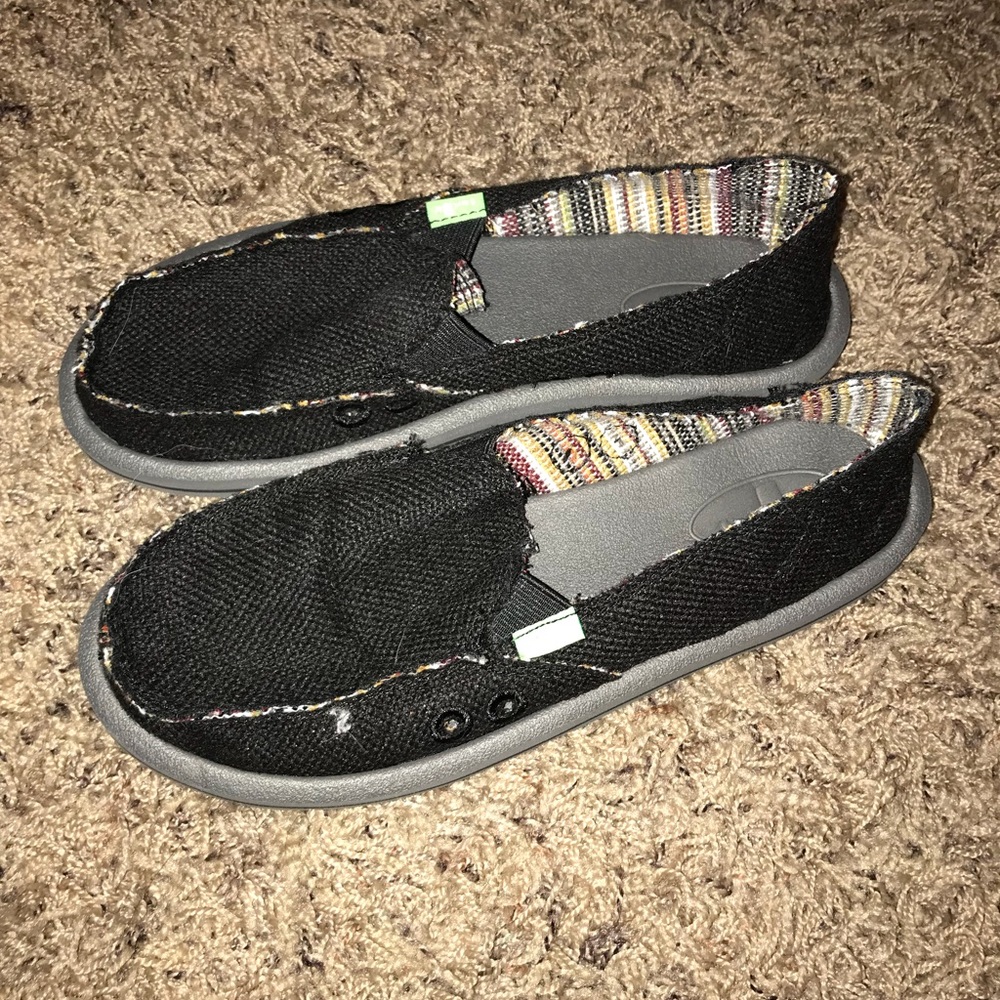 Women’s black sanuks
